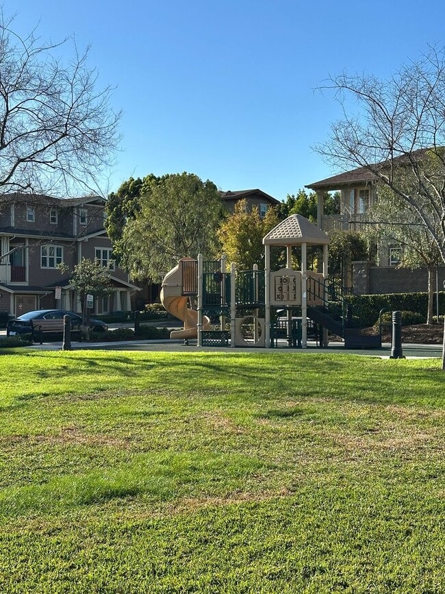 Building Photo - 2 Story home 3 Bedroom, 3 Bathroom Tustin Field.