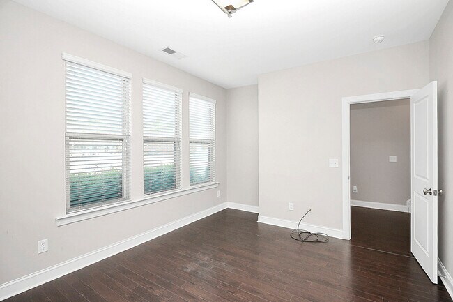 Building Photo - 2633 Statesville Ave