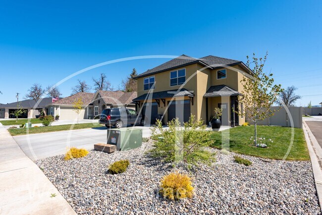 Building Photo - 32 NE Hadley Way