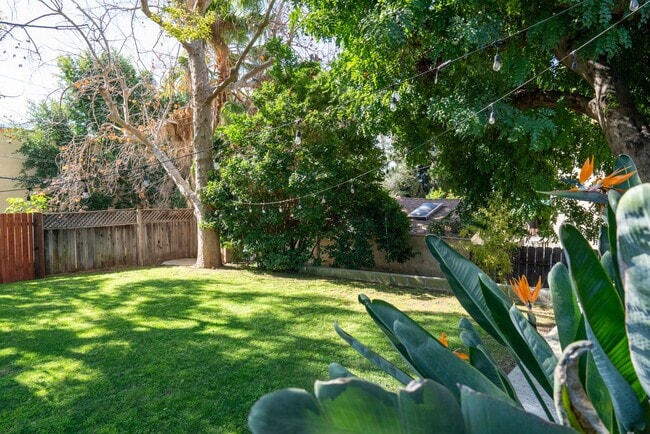 Building Photo - Vibrant 2b2b Franklin Hills / Los Feliz Home - Huge Private Grass  Yard - Central HVAC
