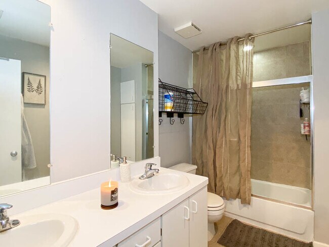 Building Photo - 17 N Loomis St