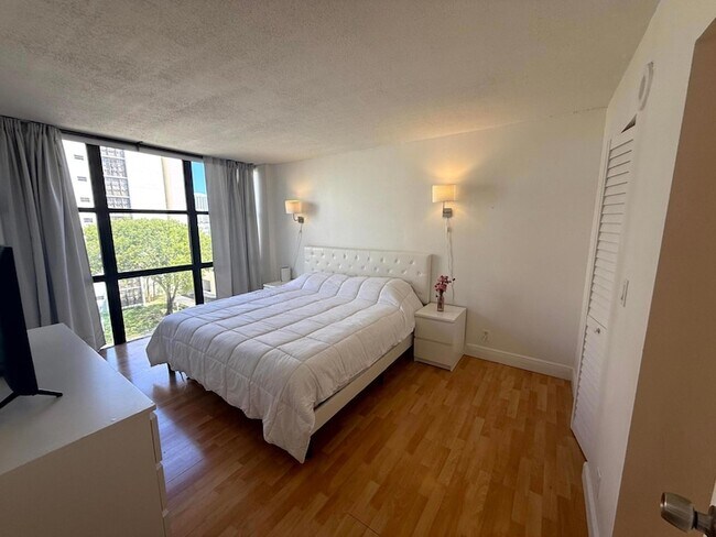 Building Photo - 16909 N Bay Rd