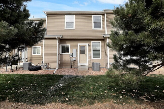 Building Photo - Updated 2-Bed Townhome Just Minutes from F...
