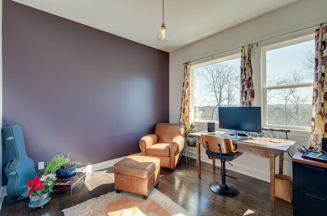 Building Photo - 4 Bedroom/3.5 Bath home overlooking the ci...