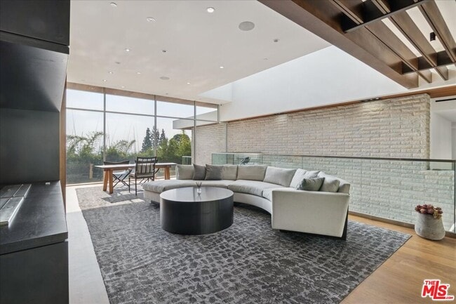 Building Photo - 1232 Sunset Plaza Dr