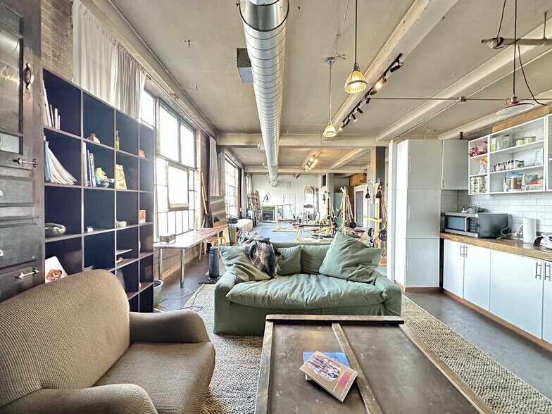 Building Photo - 3144 W Carroll Ave