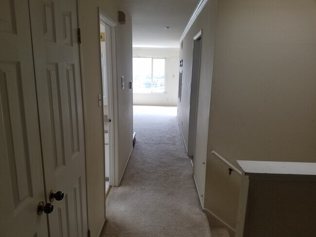 Building Photo - 471 Joost Ave