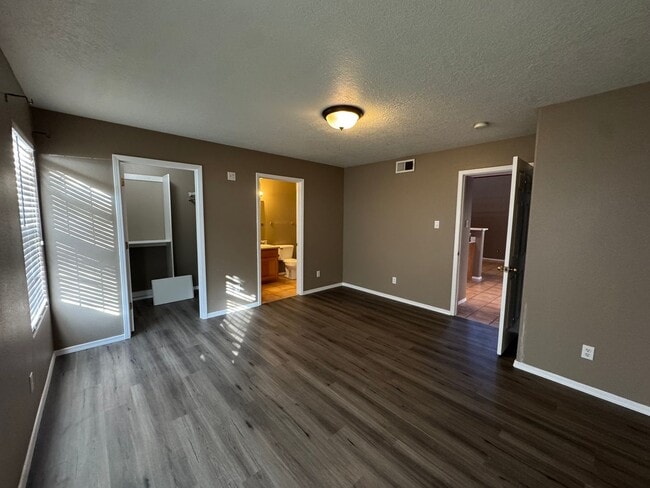 Building Photo - Prime Location University Townhome!