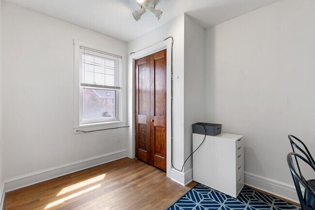 Building Photo - 2128 Gilles St
