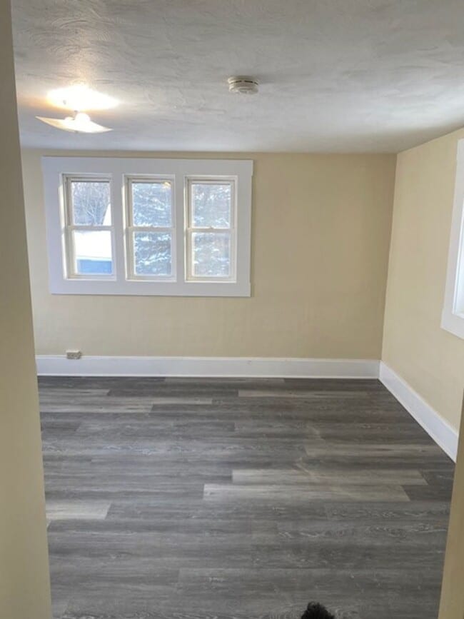 Building Photo - Spacious and beautifully remodeled 5 bed 2 bathroom home