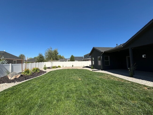 Building Photo - Beautiful Custom Home!
