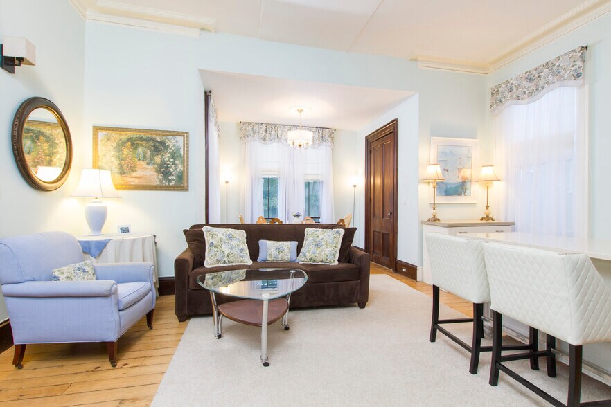 Building Photo - 95 Coggeshall Ave