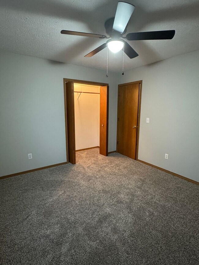 Building Photo - 3 Bedroom Home with large fenced in backyard