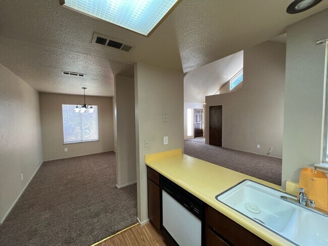 Building Photo - Floyd Ave - Duplex