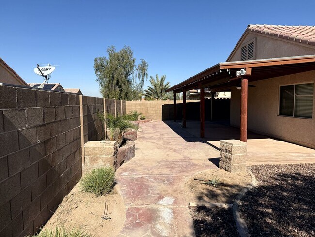 Building Photo - Awesome rental available!