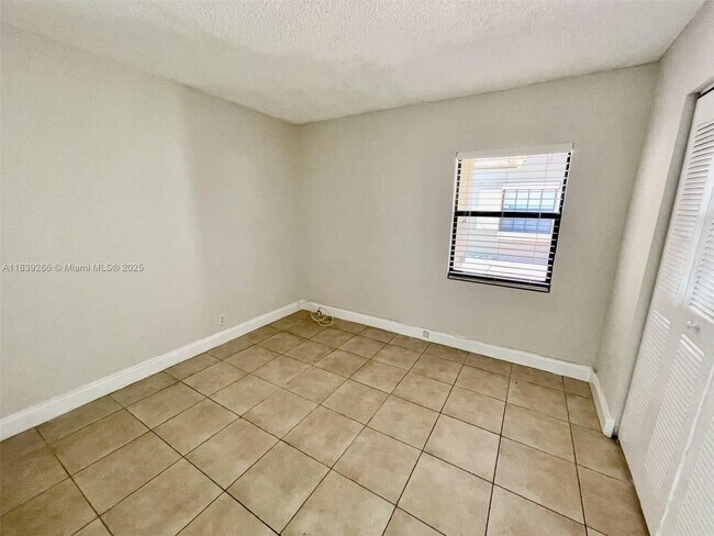Building Photo - 2624 Riverside Dr