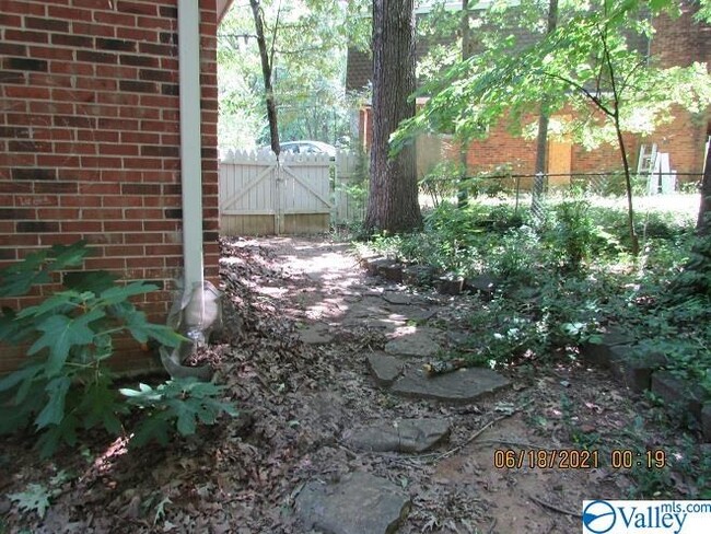 Building Photo - 11410 Woodcrest Dr SE