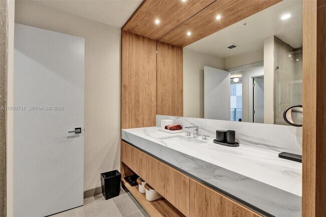 Building Photo - 11 NE 6th St