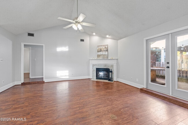 Building Photo - 115 Meadow Glen Dr