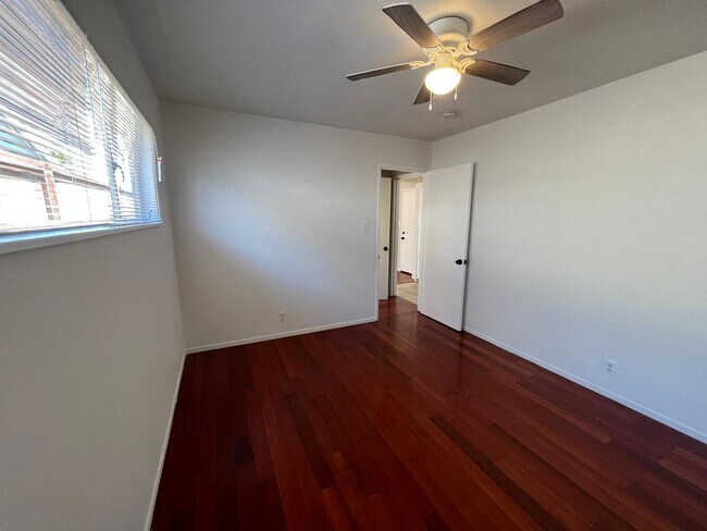 Building Photo - Single level condo