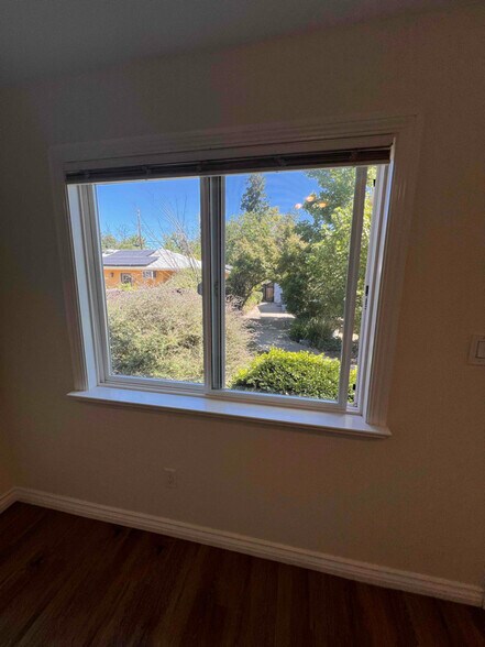 Building Photo - 139 Roslyn Dr