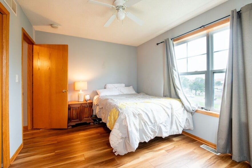 Building Photo - 5724 4th St NE