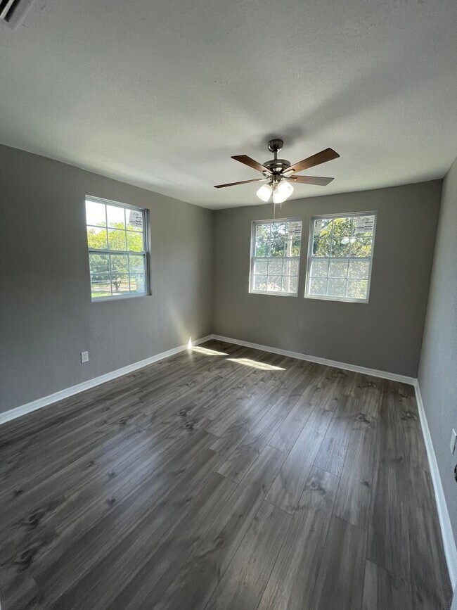 Building Photo - Charming Upstairs 2/1 - Available Now!