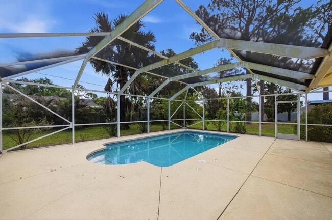 Building Photo - 1707 SE Manth Ln