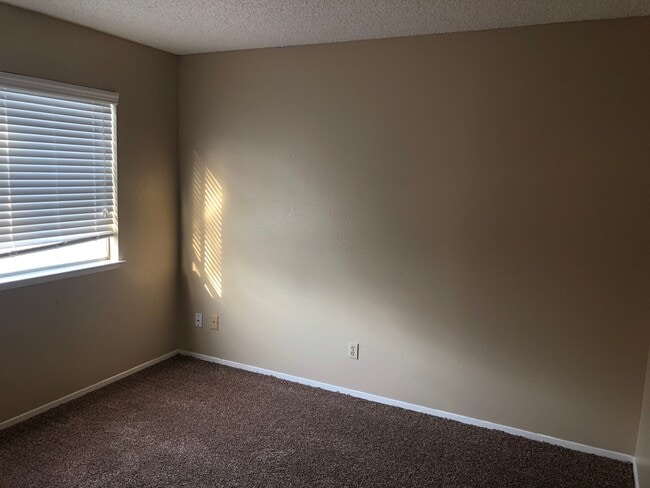 Building Photo - 464 N Cherry St