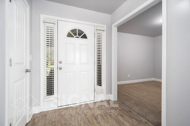 Building Photo - 473 River Crest Dr N