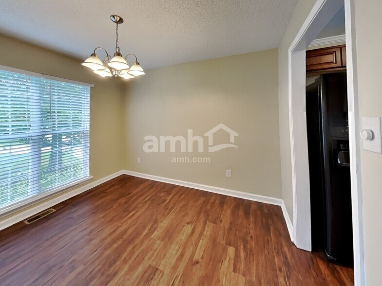 Building Photo - 140 Tennyson Ct