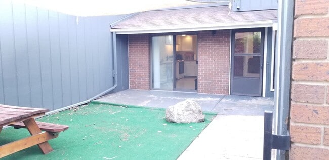 Building Photo - 859 Roxwood Ln