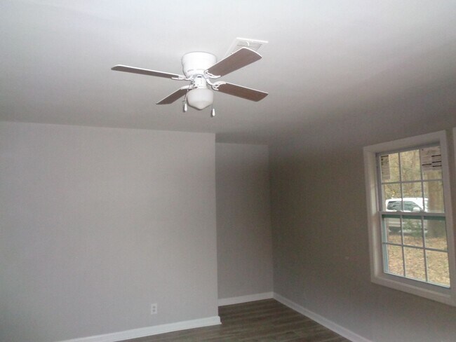 Building Photo - 2 Bedroom 1 bath home