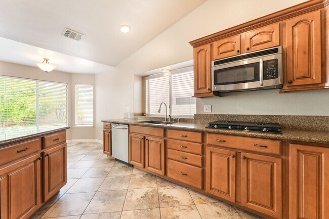 Building Photo - Elegant Single-Story Home in Desert Shores!