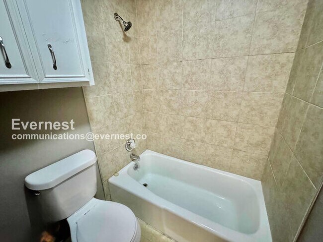 Building Photo - 3-bedroom, 2.5-bathroom Home with Garage /...