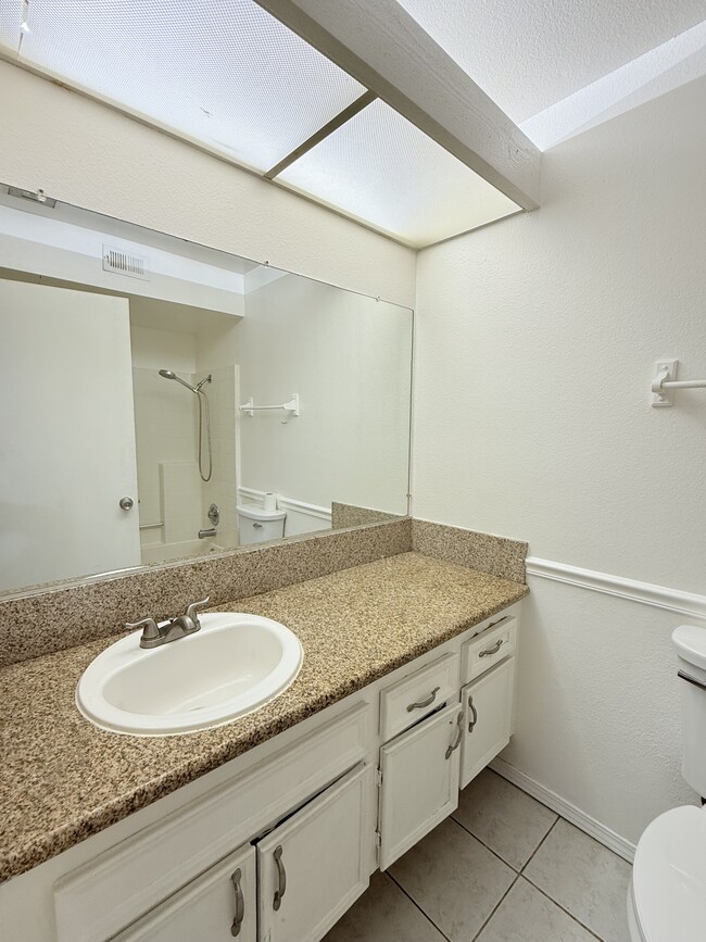 Building Photo - 9813 Caspi Gardens Dr
