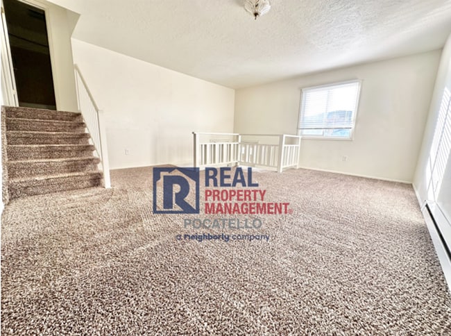 Building Photo - Updated 3 Bedroom 2 bath Townhome