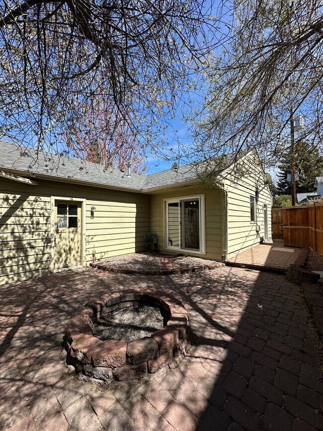 Building Photo - 245 NW Tumalo Ave