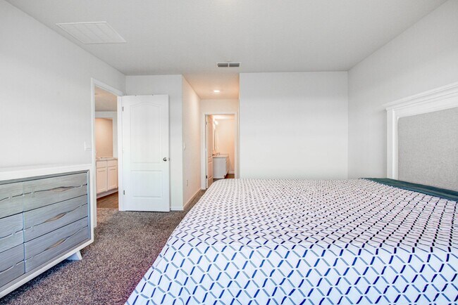 Building Photo - MOVE-IN READY 3/2 IN ENTRADA!