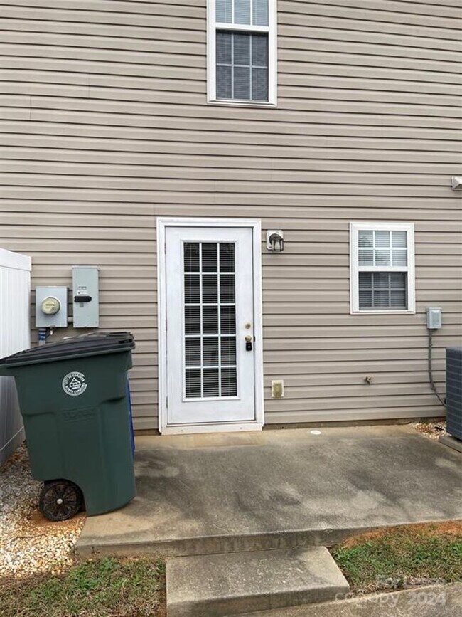 Building Photo - Spacious 2BR 2BA Townhome In Prime Location!