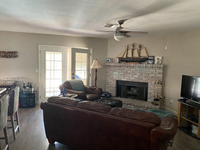 Building Photo - Country Meadows Pool Home