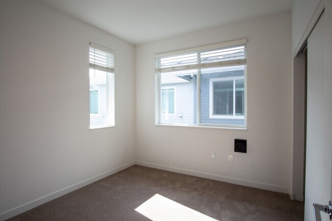 Building Photo - St. Johns-Sleek Modern Townhouse Ready Now!