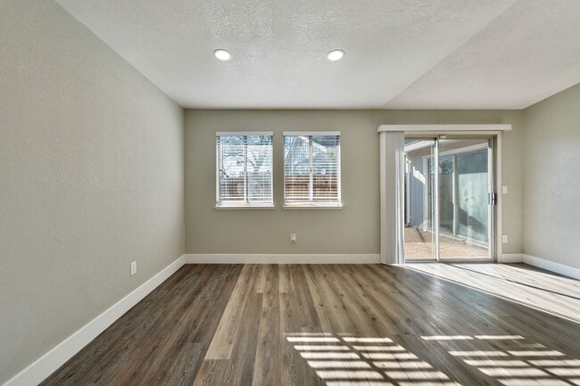 Building Photo - 7936 Sunrise Greens Dr