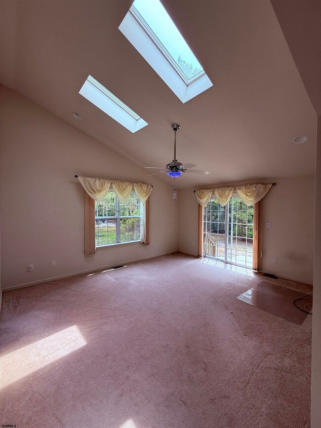 Building Photo - 2 Club House Ln