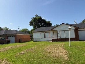 Building Photo - 7301 Hummingbird Ln