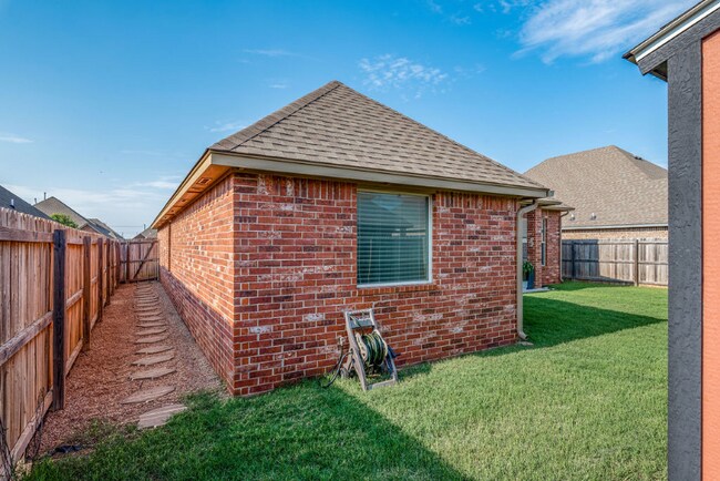 Building Photo - 5112 SW 120th Ct