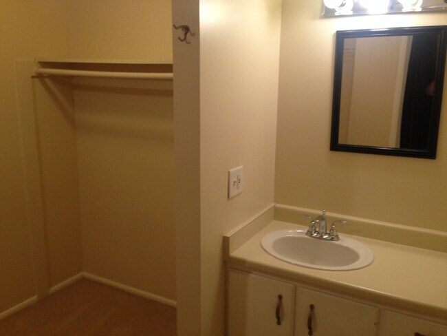 Building Photo - Holladay T/Home in Beautiful Garden Setting