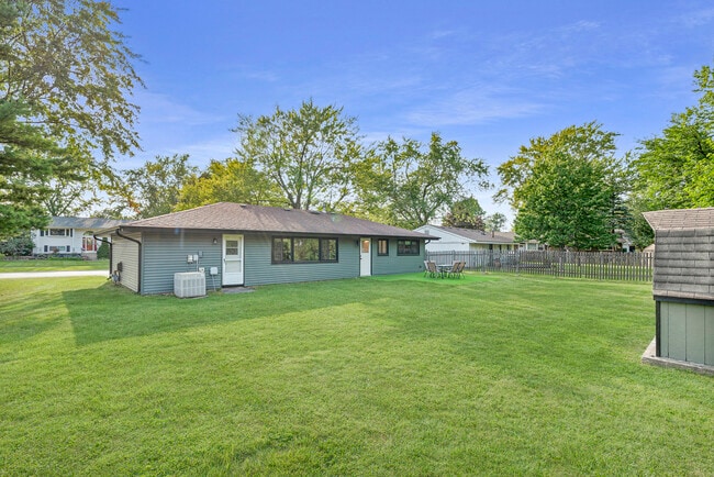 Building Photo - 208 W Hartford Dr