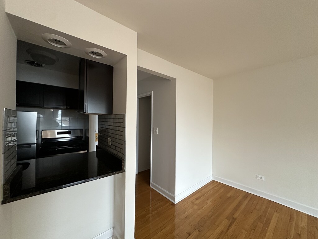 Building Photo - 6830 N Sheridan Rd