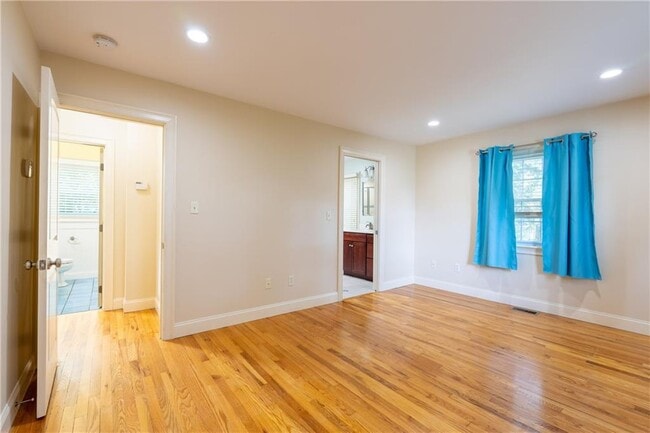 Building Photo - 48 Pleasant St